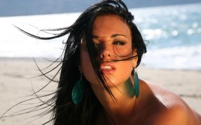 Ashley Bulgari томное лицо крупным планом, ashley bulgari,лицо,губы,зубы,пляж,волосы,глаза,вода,песок,серьги,2 размер,брюнетки,модель