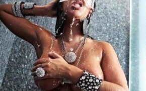 Claudia Sampedro в душе прикрывает соски, claudia sampedro,модель,большая грудь,большие сиськи,эротика,вода,душ,пресс,живот,черное белье,аксессуары,5 размер,брюнетки
